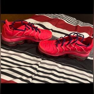 Hyper pink Nike Air VaporMax Plus. Women’s size 7 1/2. Good condition.